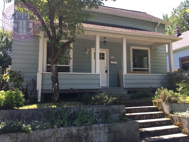 Building Photo - Beautiful Sellwood Bungalow in One of Portland's Most Desirable Neighborhoods. Pet friendly!