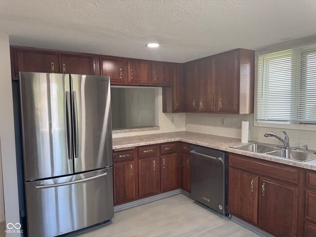 Building Photo - 329 Sandbrook Dr