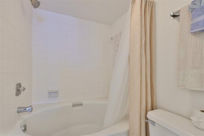 Building Photo - 9000 Commodore Dr