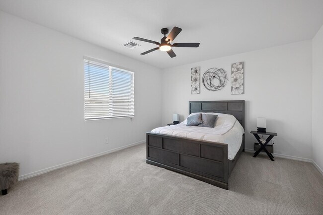 Building Photo - 36354 W San Clemente Ave