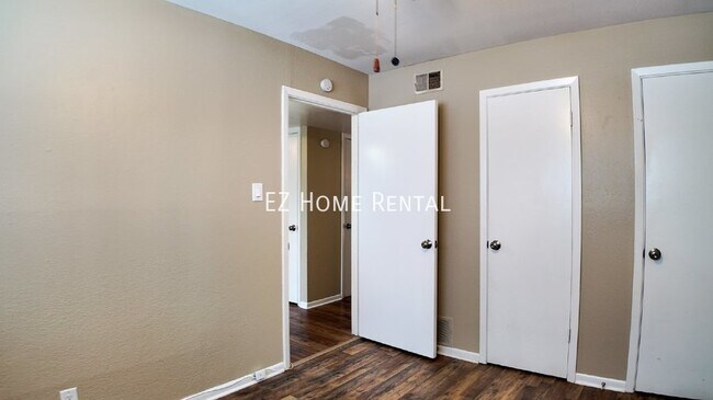 Building Photo - Price to Lease Fast! $899/mth!