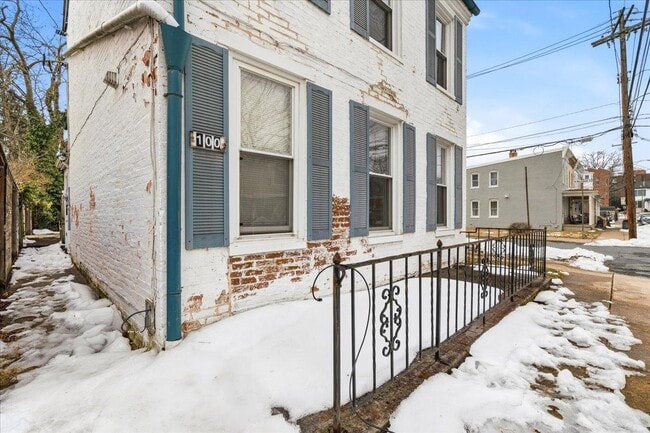 Building Photo - 100 E 8th St