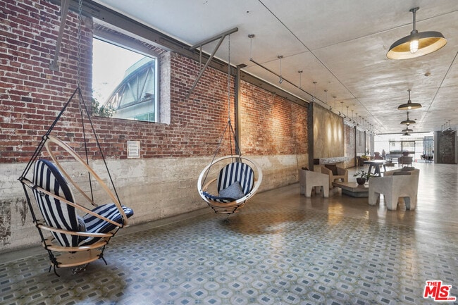 Building Photo - 527 Molino St