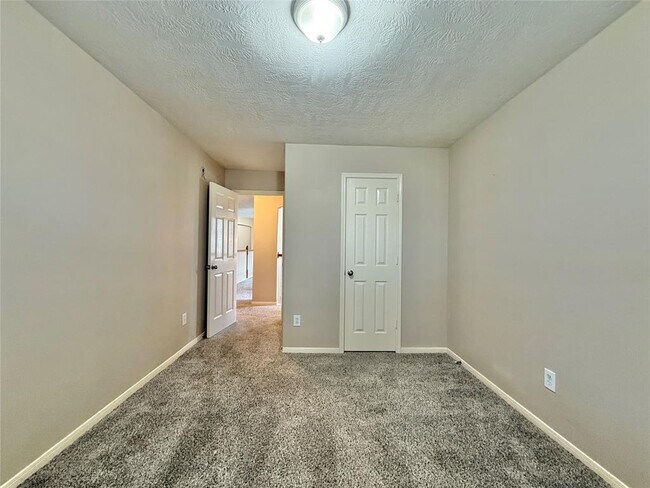 Building Photo - 25314 Oak Knot Dr