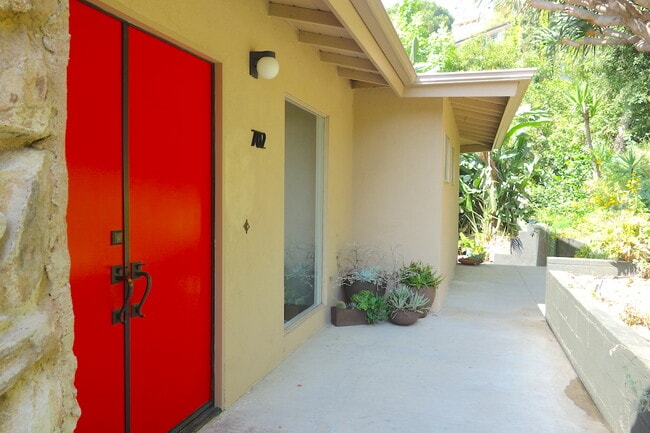 Building Photo - 702 Cavanagh Rd