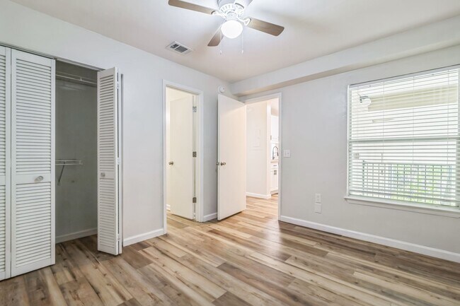 Building Photo - Furnished 4/4 University Terrace