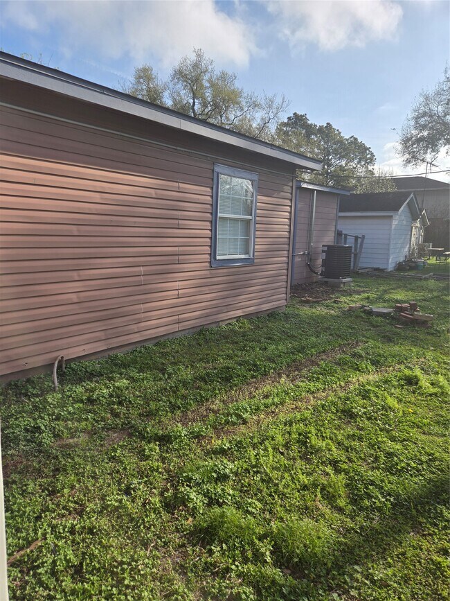 Building Photo - 2216 3rd St