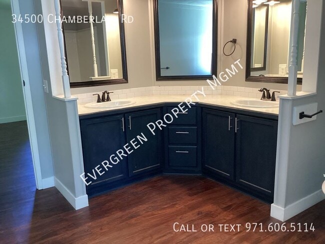 Building Photo - Private oasis with beautiful Columbia Rive...