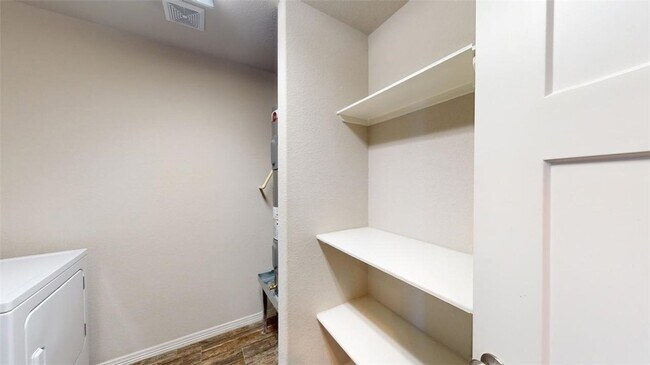 Building Photo - 914 Fairview Ave