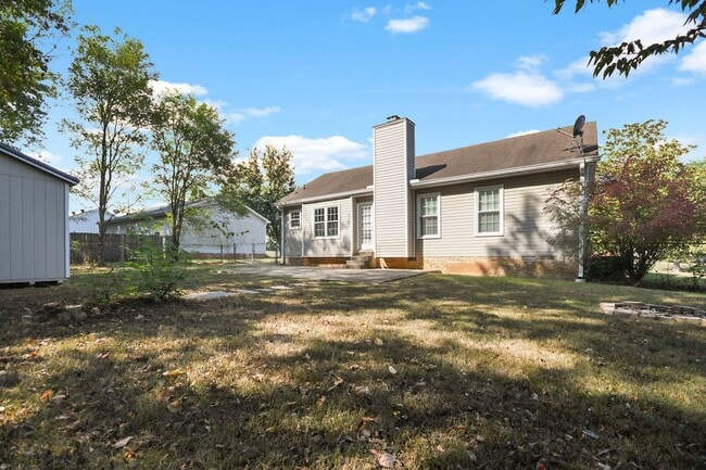 Building Photo - Updated Three Bedroom!