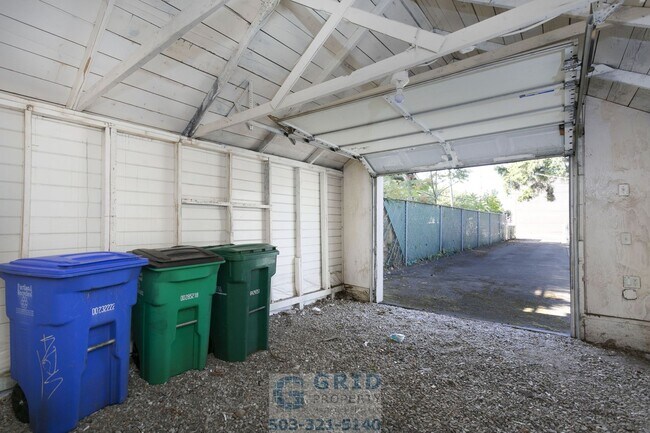 Building Photo - 2 Bedroom Home Available in Southeast Port...
