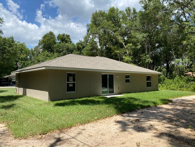 Building Photo - Custom Home - Desirable SE Ocala Neighborh...
