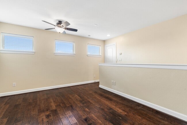Building Photo - 328 Country Crossing Cir