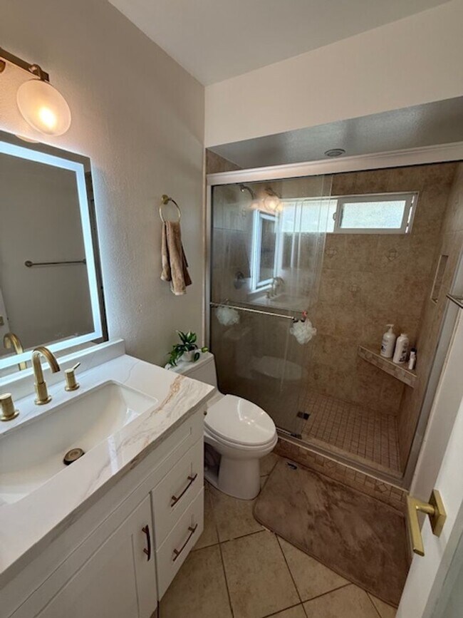 Building Photo - Fully Furnished 5 bedroom home