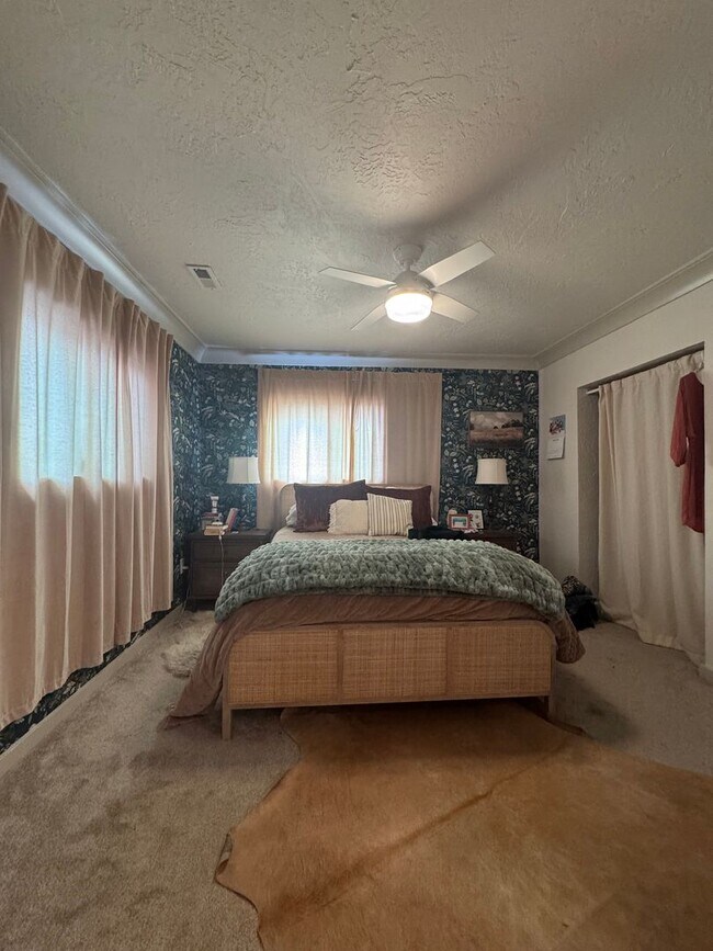 Building Photo - Updated 3 Bed/ 2 Bath Rental