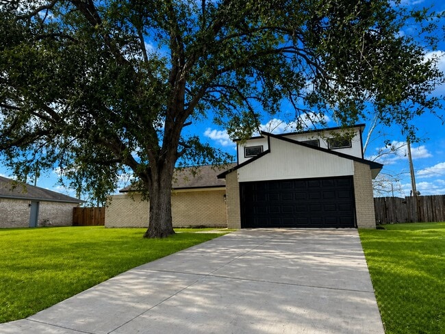 Building Photo - 214 Oleander St