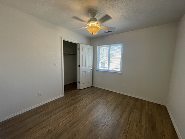 Building Photo - 2900 Vista Del Rey NE