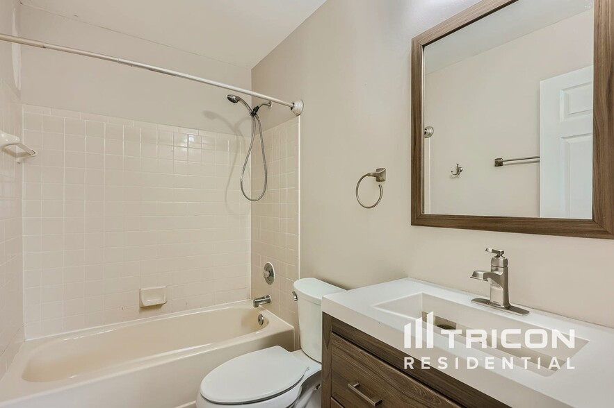 Building Photo - 3326 Midland Ct