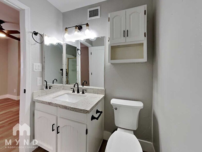 Building Photo - 7043 E Hearn Rd