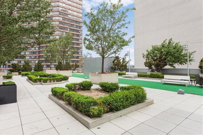 Building Photo - 635 W 42nd St