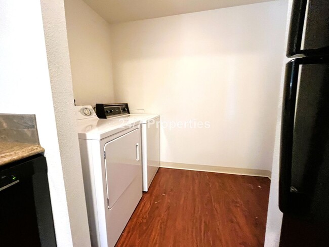 Building Photo - 2 BD 1 BA home in SE Portland! NEW Carpet