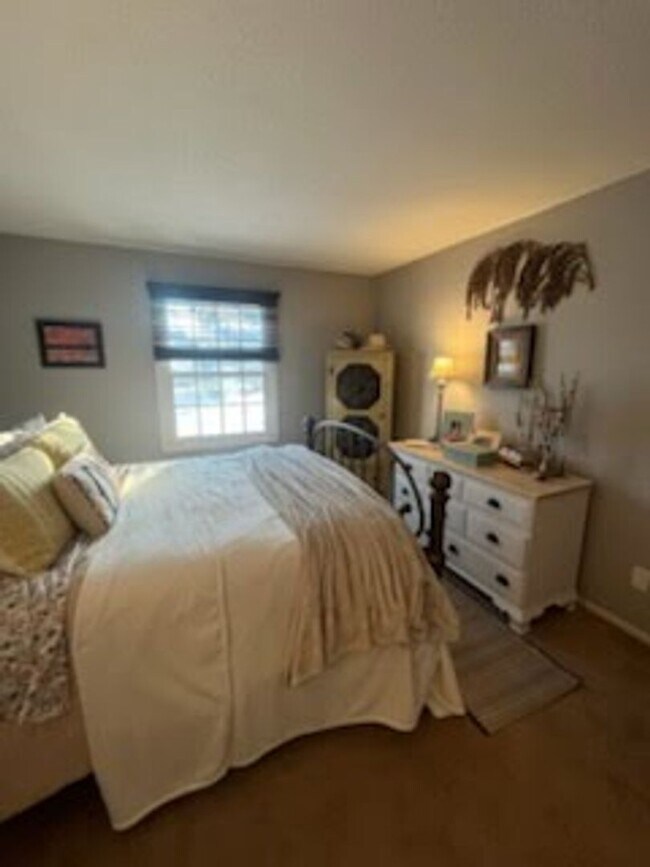 Building Photo - 1 Bedroom Condo in Hopkins