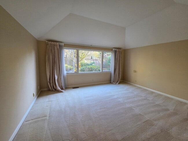 Building Photo - 4Bd/2.5Ba Bellevue House