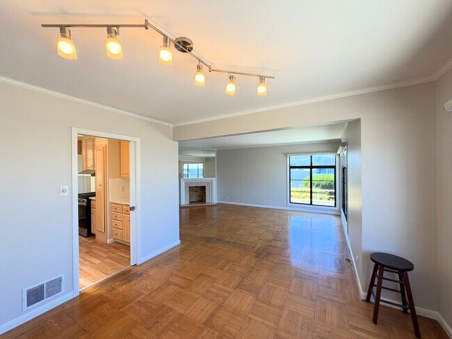 Building Photo - UPDATED HUGE SUNNY 2250sf 3BR+Den/1+2Half BA 2250sf Sunset/UCSF Home VIEWS AVAILABLE NOW