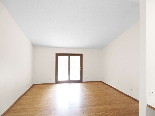 Building Photo - Available now 2-Bed Twin Home in Shoreview