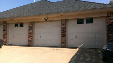Building Photo - 3 car garage, corner lot, huge living with fireplace and covered patio in Moore School district