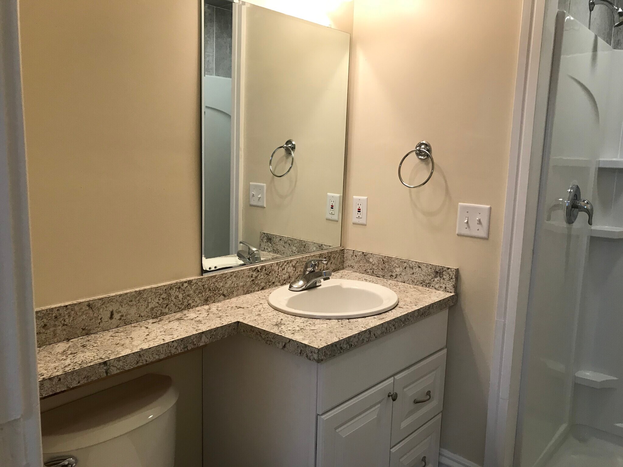 Building Photo - 128 Luton Ave SE