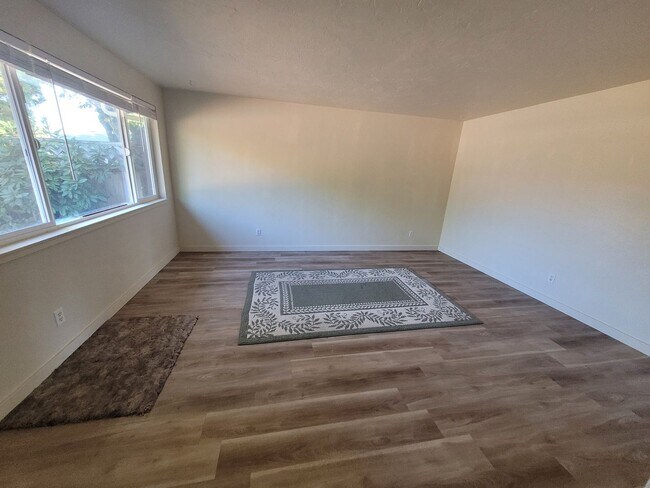 Building Photo - HOO-360-18th