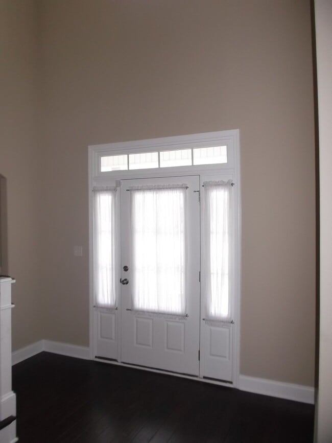 Building Photo - Absolutely Gorgeous!