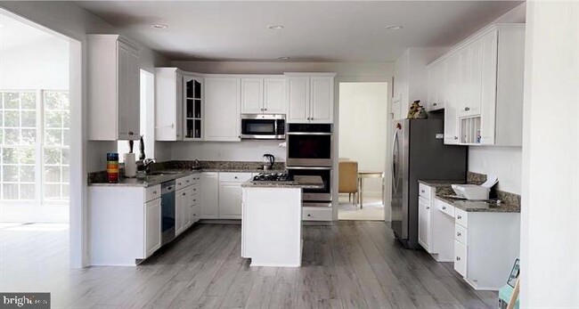 Building Photo - 8186 Madrillon Oaks Ct