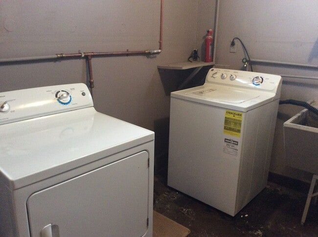 Building Photo - 3 bedroom, 2 bath Single Family house