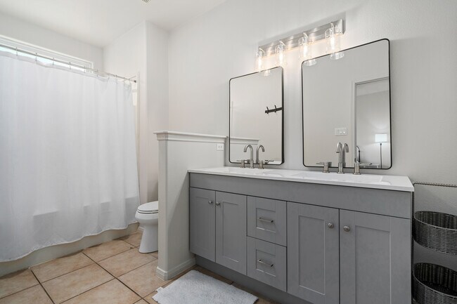 Building Photo - 14878 Granada Dr