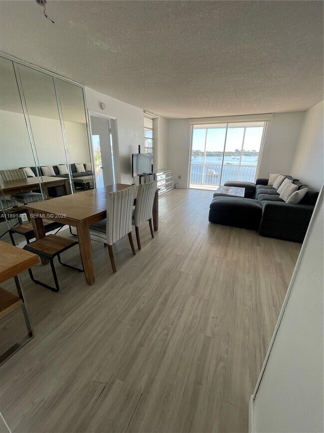 Building Photo - 2910 Point E Dr