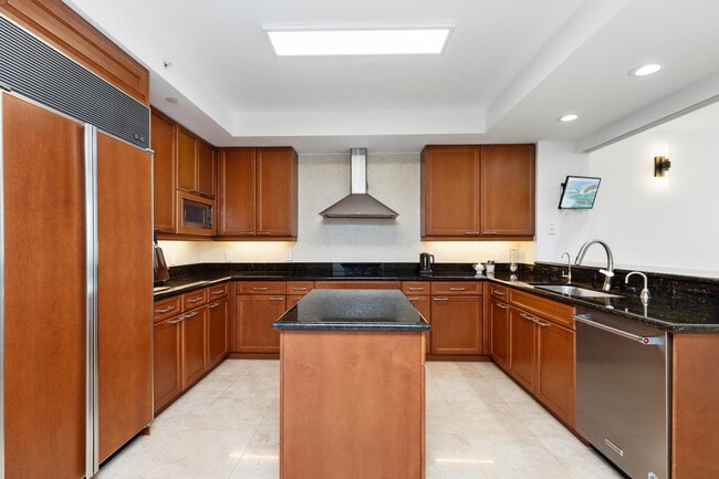 Building Photo - 20201 E Country Club Dr