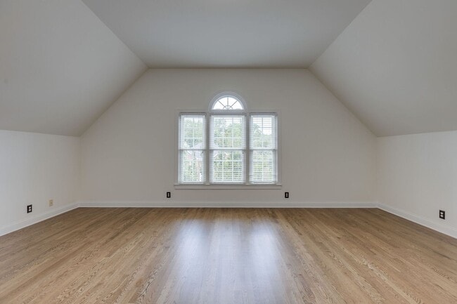 Building Photo - 4-Bed/4-Bath in Brentwood-- Walk to Kenros...