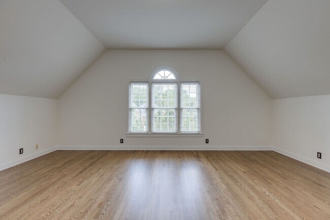 Building Photo - COMING SOON!-- Walk to Kenrose and Ravenwood!