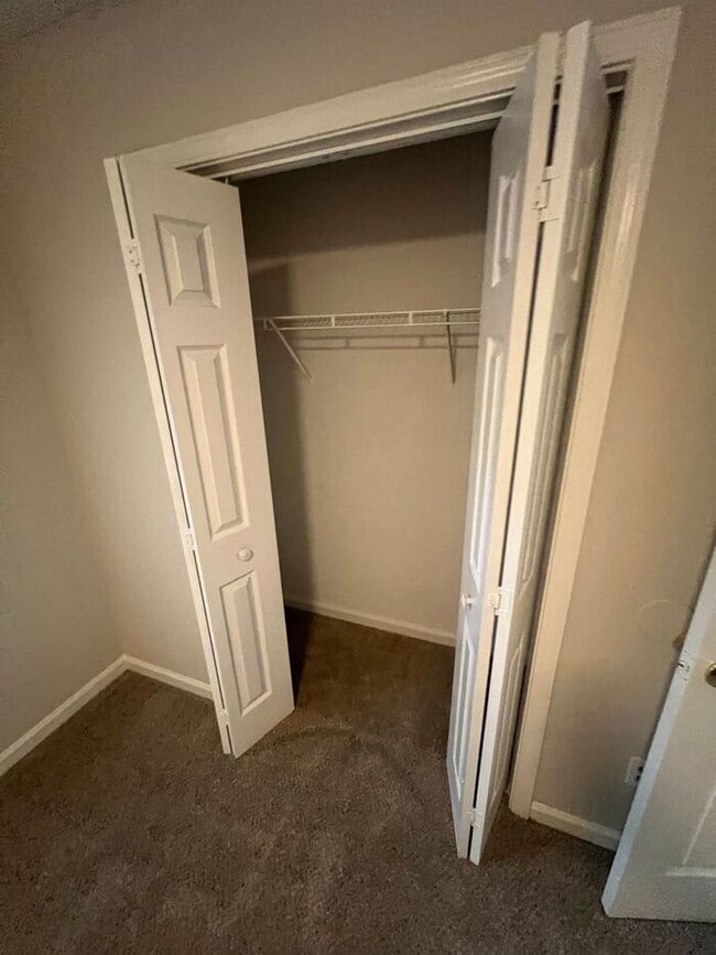 Building Photo - Spacious 3 bedroom Home with Versatile Liv...