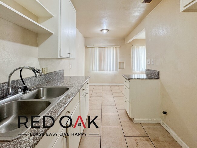 Building Photo - Welcoming One Bedroom with Stunning Tile F...