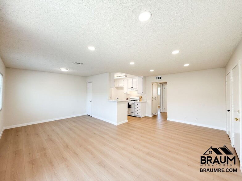 Building Photo - 14801 Delano St