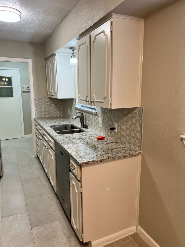 Building Photo - 2730 King Cole Dr