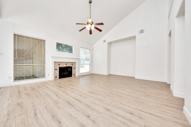 Building Photo - Spacious 4-Bedroom Home with Private Office & Room for Everyone!