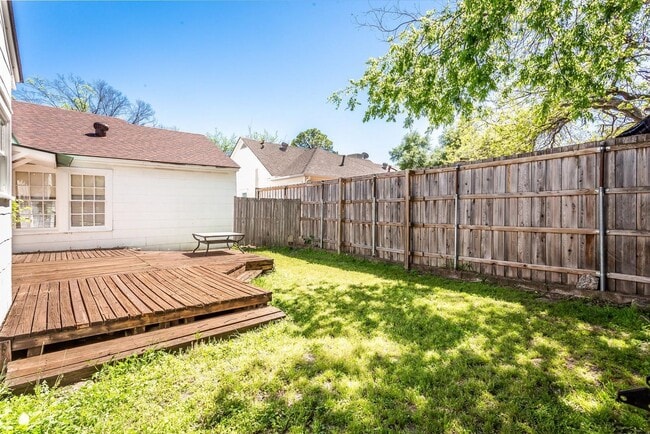 Building Photo - Charming 2-Bedroom, 1/5-Bath Home in Little Forest Hills