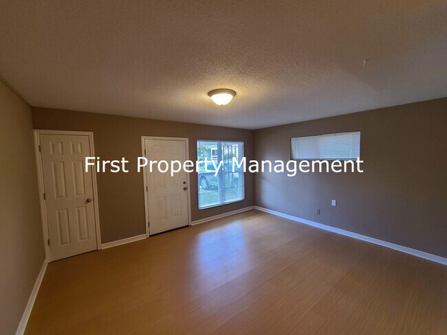 Building Photo - 2-bedroom Duplex