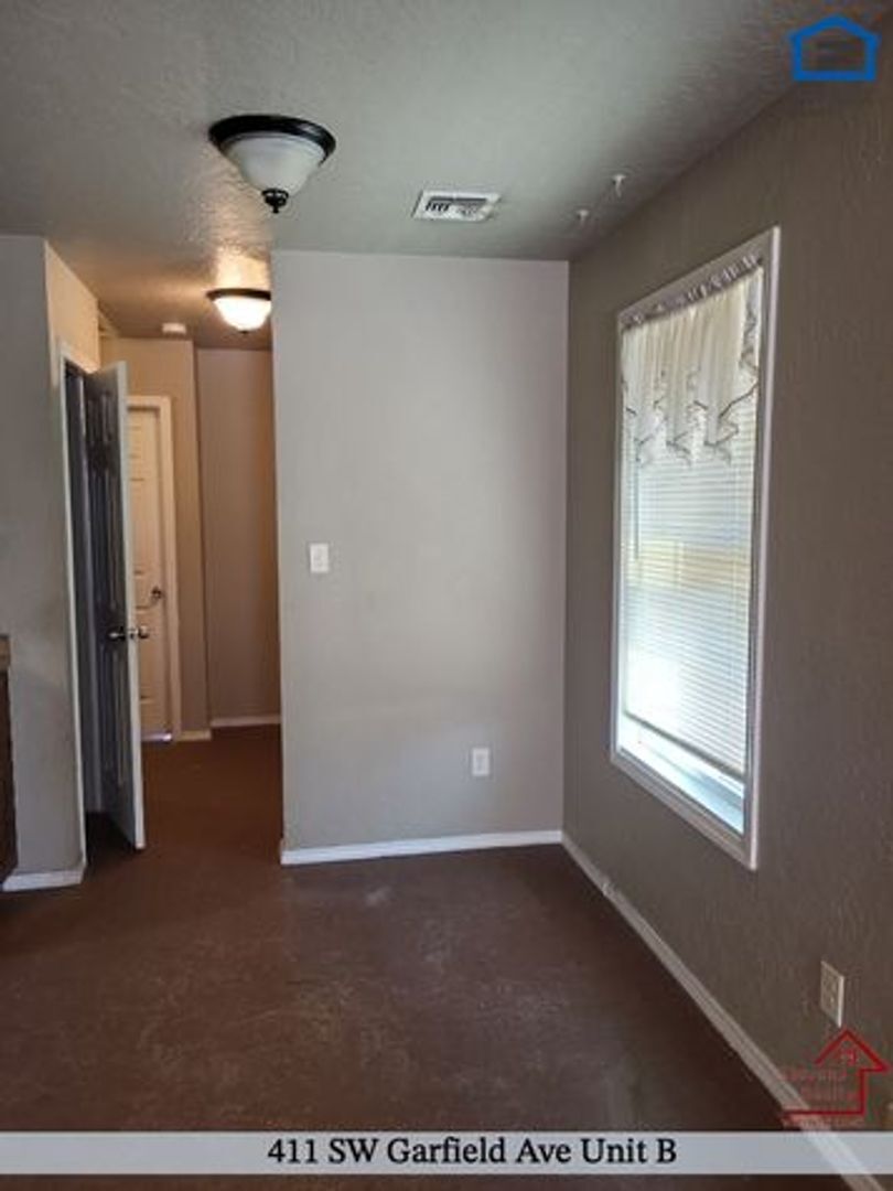 Building Photo - 411 SW Garfield Ave