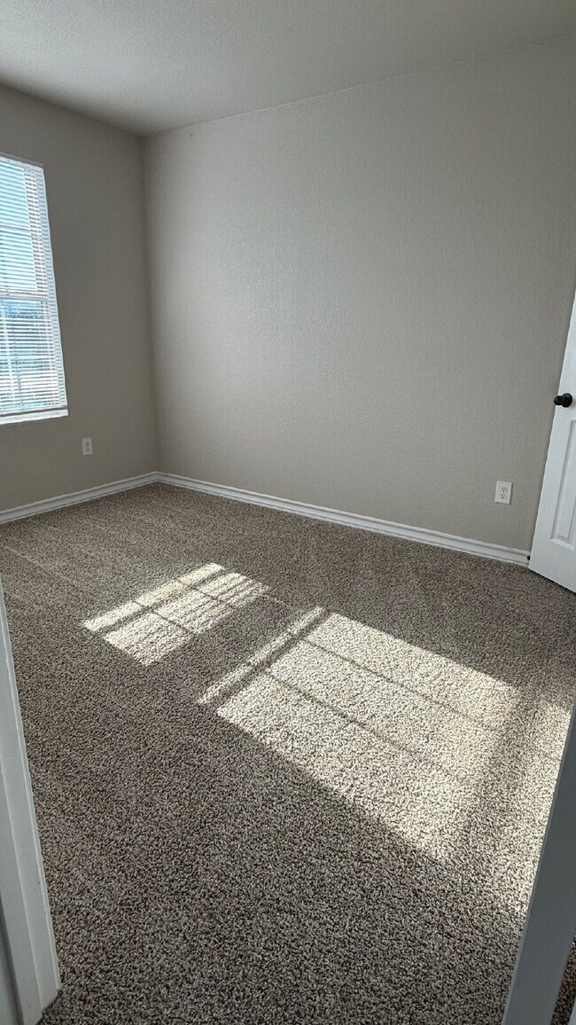 Building Photo - Spacious 3 Bed / 2.5 Bath Townhome in Quiet North Side Community