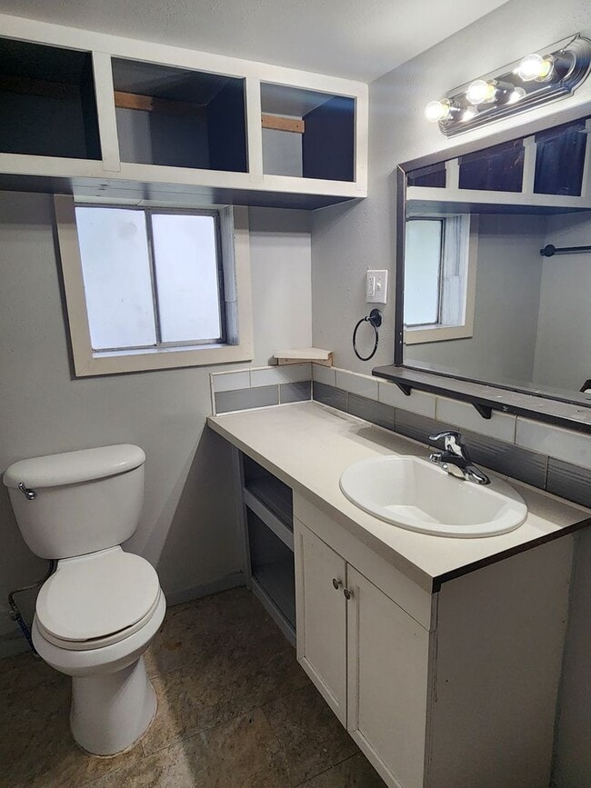 Building Photo - Newly Renovated Pet Friendly 2 Bed / 1 Bat...